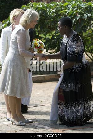 Camilla, la duchesse de Cornwall, reçoit une posy de fleurs lorsqu'elle arrive au Haut-commissariat britannique à Kampala, en Ouganda Banque D'Images