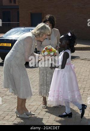 Camilla, la duchesse de Cornwall, reçoit une posy de fleurs lorsqu'elle arrive au Haut-commissariat britannique à Kampala, en Ouganda Banque D'Images