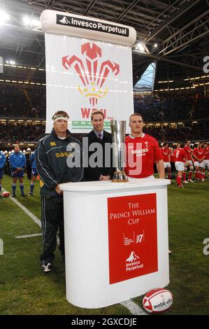 Le Prince William est accompagné de la coupe Prince William et du capitaine de l'équipe de rugby d'Afrique du Sud John Smit (à gauche) et du capitaine de l'équipe de rugby du pays de Galles Gethin Jenkins (à droite) avant le premier match de la coupe Prince William du pays de Galles contre l'Afrique du Sud au Millennium Stadium, à Cardiff, le 24 novembre 2007. Banque D'Images