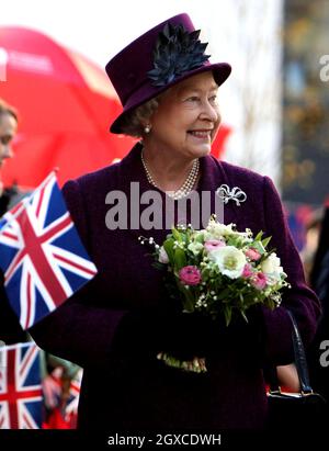 La reine Elizabeth II sourit lors d'une promenade à Milton Keynes. Banque D'Images