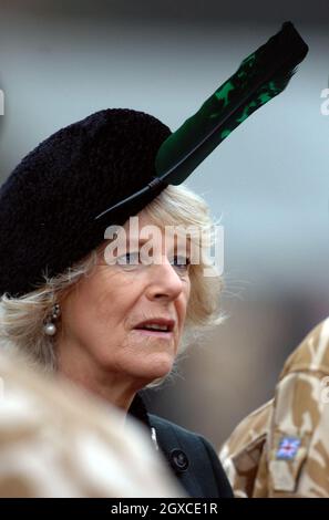 Camilla, la duchesse de Cornwall, présente des médailles opérationnelles aux soldats du 4e Bataillon, The Rifles, qui sont récemment revenus d'une tournée de six mois en Irak, au camp de Bulford près de Salisbury, le 14 décembre 2007. Banque D'Images