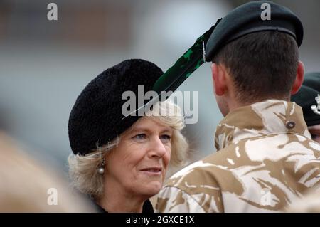 Camilla, la duchesse de Cornwall, présente des médailles opérationnelles aux soldats du 4e Bataillon, The Rifles, qui sont récemment revenus d'une tournée de six mois en Irak, au camp de Bulford près de Salisbury, le 14 décembre 2007. Banque D'Images