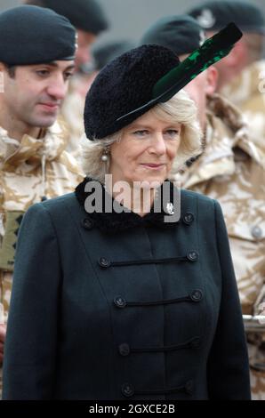 Camilla, la duchesse de Cornwall, présente des médailles opérationnelles aux soldats du 4e Bataillon, The Rifles, qui sont récemment revenus d'une tournée de six mois en Irak, au camp de Bulford près de Salisbury, le 14 décembre 2007. Banque D'Images