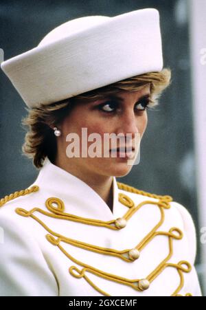 La princesse Diana portant un costume de style militaire de Catherine Walker et un chapeau de Graham Smith à Kangol assiste à une parade de passage à Sandhurst Banque D'Images