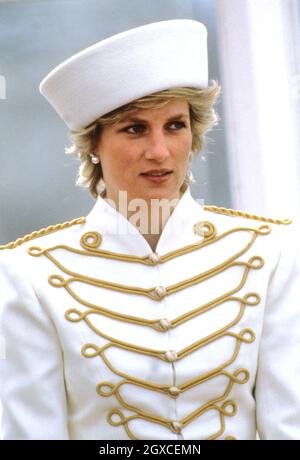 La princesse Diana portant un costume de style militaire de Catherine Walker et un chapeau de Graham Smith à Kangol assiste à une parade de passage à Sandhurst Banque D'Images