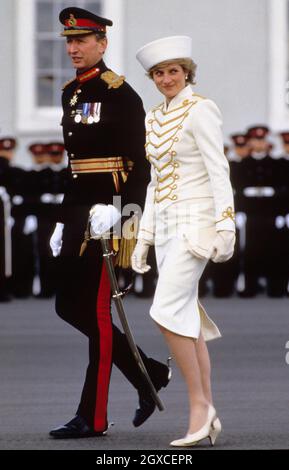 La princesse Diana portant un costume de style militaire de Catherine Walker et un chapeau de Graham Smith à Kangol assiste à une parade de passage à Sandhurst Banque D'Images