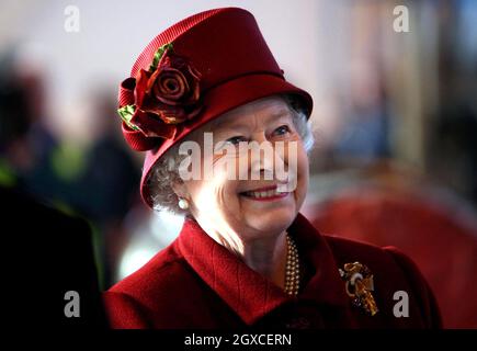 La reine Elizabeth II visite le Hanger de profondeur à la RAF Marham, Norfolk.Au cours de sa visite, la Reine a assisté à un flicast par quatre avions Tornado et a parlé au personnel de la RAF qui est récemment revenu des opérations en Irak et en Afghanistan. Banque D'Images