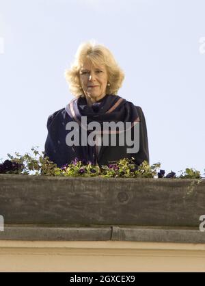 Camilla, la duchesse de Cornouailles regarde depuis le balcon comme Prince Charles, prince de Galles, colonel en chef du régiment mercien, présente les médailles de l'opération Herrick au 2e Bataillon du régiment mercien à leur retour d'Afghanistan dans le domaine de Clarence House à Londres. Banque D'Images