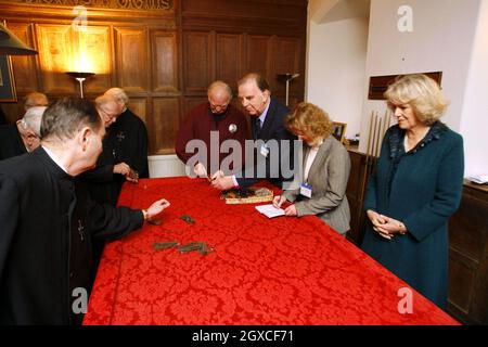 Camilla, la duchesse de Cornwall regarde le défilé de paye lors d'une visite à l'hôpital de St Cross et Almshouse de Noble Poverty à Winchester. Banque D'Images