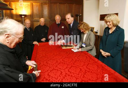 Camilla, la duchesse de Cornwall regarde le défilé de paye lors d'une visite à l'hôpital de St Cross et Almshouse de Noble Poverty à Winchester. Banque D'Images