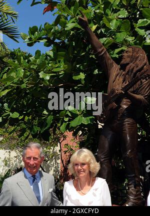 Le prince Charles, prince de Galles et Camilla, duchesse de Cornwall, pose devant une statue du fils le plus célèbre de la Jamaïque, Bob Marley, alors qu'ils arrivent à l'ancienne maison du musicien, maintenant un musée, à Kingston, en Jamaïque. Banque D'Images