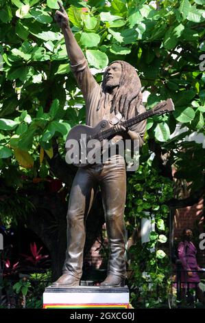 Une statue de Bob Marley, le fils le plus célèbre de la Jamaïque, se tient à l'extérieur de l'ancienne maison du musicien, aujourd'hui musée, à Kingston, en Jamaïque. Banque D'Images