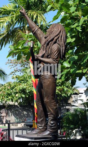 Une statue de Bob Marley, le fils le plus célèbre de la Jamaïque, se tient à l'extérieur de l'ancienne maison du musicien, aujourd'hui musée, à Kingston, en Jamaïque. Banque D'Images