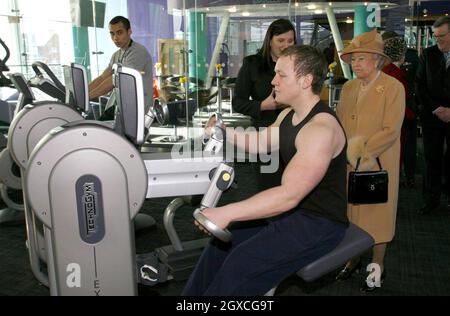 Les clients de la reine Elizabeth II utilisent la salle de sport du centre de loisirs LC2 à Swansea. Banque D'Images