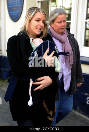 Laura Lopes et sa petite fille assistent à l'ouverture de la nouvelle boutique Highgrove à Tetbury par le Prince Charles, le Prince de Galles et Camilla, la Duchesse de Cornouailles.Tous les profits de la boutique sont acheminés vers la Fondation des organismes de bienfaisance du Prince. Banque D'Images