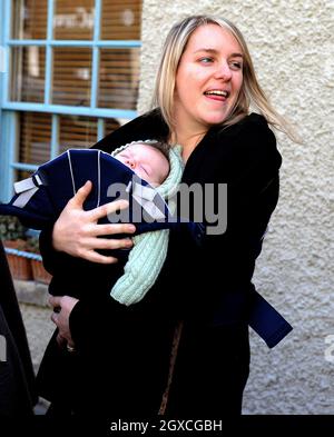 Laura Lopes et sa petite fille assistent à l'ouverture de la nouvelle boutique Highgrove à Tetbury par le Prince Charles, le Prince de Galles et Camilla, la Duchesse de Cornouailles.Tous les profits de la boutique sont acheminés vers la Fondation des organismes de bienfaisance du Prince. Banque D'Images