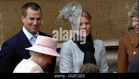 La reine Elizabeth ll, Peter Phillips, la fiancée Autumn Kelly et la princesse Anne quittent la chapelle Saint-Georges au château de Windsor après le service de la fête de Pâques. Banque D'Images