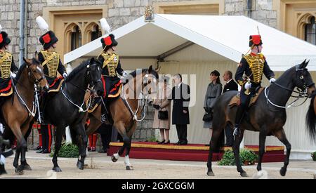 La reine Elizabeth II, le président Nicolas Sarkozy, Carla Bruni-Sarkozy et le prince Philip lors d'une cérémonie de bienvenue au château de Windsor.Le président Nicolas Sarkozy et Carla Bruni-Sarkozy sont en visite d'État de deux jours à Londres et à Windsor. Banque D'Images