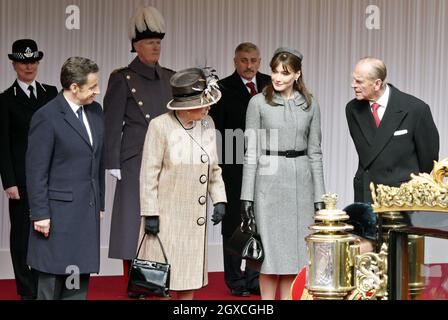 Le président français Nicolas Sarkpzy, la reine Elizabeth ll, Carla Bruni-Sarkozy et le prince Philip, duc d'Édimbourg, observent l'accueil cérémonial à Windsor au début de la visite officielle de deux jours. Banque D'Images