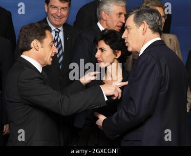 Le président français Nicolas Sarkozy, à gauche, s'entretient avec le Premier ministre britannique Gordon Brown, à droite, et le secrétaire d'État français à la Justice Rachida Dati à l'issue d'un sommet au stade Emirates, stade du club de football Arsenal, le 27 mars 2008 à Londres, en Angleterre.Le président français Nicolas Sarkozy et Carla Bruni-Sarkozy sont en deuxième et dernière journée de la visite d'État du président français. Banque D'Images