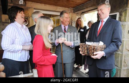 Le Prince Charles, Prince de Galles (2e à droite) et le Secrétaire à l'Environnement, à l'alimentation et aux Affaires rurales Hilary Benn (R) se voient remettre un panier à la boutique Black Swan, le 31 mars 2008 à Ravenstonedale, Cumbria, Angleterre.Le Prince était en visite dans le cadre de l'initiative « The Prince's Pub is the Hub » visant à soutenir et à promouvoir les communautés rurales. Banque D'Images