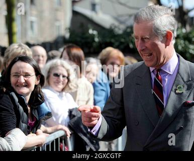 Prince Charles, Prince of Wales rencontre les habitants de la région lors d'une visite dans un supermarché où il a goûté des produits locaux le 31 mars 2008 à Kendal, Cumbria, en Angleterre.Le Prince de Galles est à Cumbria pour souligner l'importance des communautés rurales. Banque D'Images