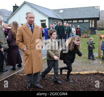 Le Prince Charles, prince de Galles, visite l'école primaire Borrowdale, où il a officiellement ouvert la nouvelle salle de maternelle et le nouveau terrain de jeu de l'école le 1er avril 2008 à Borrowdale, Cumbria, Angleterre. Banque D'Images