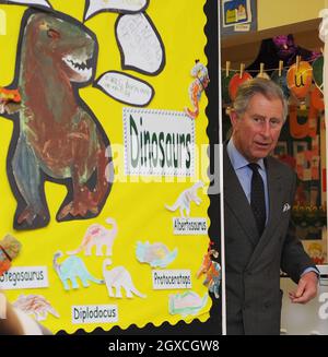 Le Prince Charles, prince de Galles, visite l'école primaire Borrowdale, où il a officiellement ouvert la nouvelle salle de maternelle et le nouveau terrain de jeu de l'école le 1er avril 2008 à Borrowdale, Cumbria, Angleterre. Banque D'Images