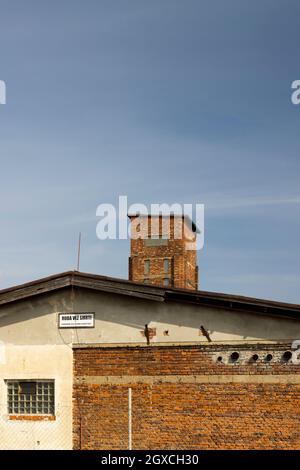 Tour rouge de la mort, site de l'UNESCO avec inscription en langue tchèque 'Ruda vez smrti' un monument national à Dolni Zdar près d'Ostrov, Bohême occidentale, cz Banque D'Images