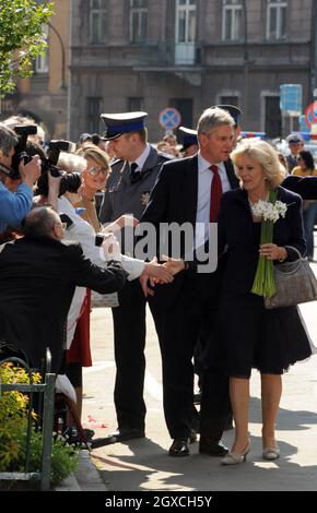 Camilla, la duchesse de Cornwall rencontre des wellwishers à l'extérieur du Centre communautaire juif de Cracovie. Banque D'Images