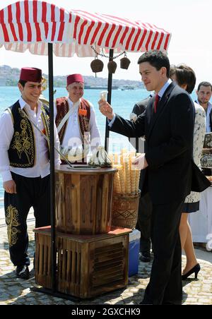 David Miliband, secrétaire d'État aux Affaires étrangères et du Commonwealth, achète une glace à Istanbul pour la visite d'État de la Reine en Turquie. Banque D'Images