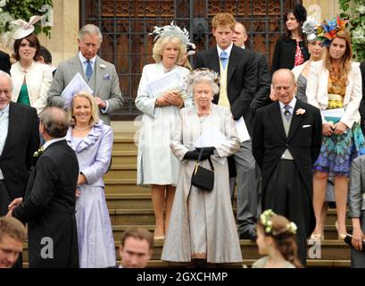 (De gauche à droite) le Prince Charles, Prince de Galles, Camilla Duchesse de Cornwall, la reine Elizabeth II, le prince Harry, le prince Philip, le duc d'Édimbourg et la princesse Beatrice quittent la chapelle Saint-Georges après la cérémonie de mariage de Peter Phillips et Autumn Kelly au château de Winsor, à Windsor. Banque D'Images