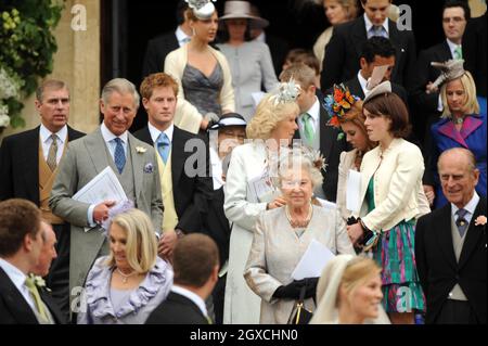 (De gauche à droite) Prince Andrew, duc de York, Prince Charles, Prince de Galles, Prince Harry,Camilla Duchess, de Cornwall, la reine Elizabeth II, la princesse Beatrice, la princesse Eugénie et le prince Philip, duc d'Édimbourg quittent la chapelle Saint-Georges après la cérémonie de mariage de Peter Phillips et Autumn Kelly au château de Winsor, à Windsor. Banque D'Images