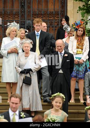 (De gauche à droite) la Camilla Duchesse de Cornwall, la reine Elizabeth II, le prince Harry, le prince Philip, le duc d'Édimbourg et la princesse Beatrice quittent la chapelle Saint-Georges après la cérémonie de mariage de Peter Phillips et Autumn Kelly au château de Winsor, à Windsor. Banque D'Images