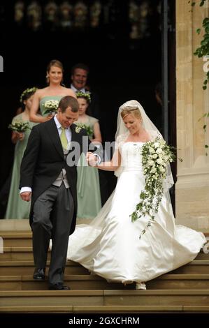 Peter Phillips et Autumn Kelly quittent la chapelle Saint-Georges après leur cérémonie de mariage au château de Winsor, à Windsor. Banque D'Images