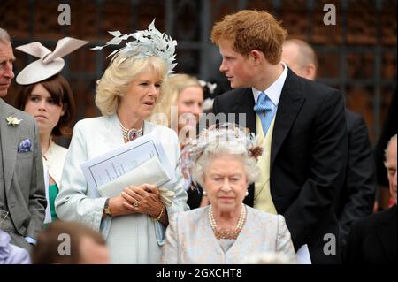 (De gauche à droite) la Camilla Duchesse de Cornwall, la reine Elizabeth II et le prince Harry quittent la chapelle Saint-Georges après la cérémonie de mariage de Peter Phillips et Autumn Kelly au château de Winsor, à Windsor. Banque D'Images