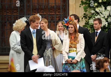 Le prince Harry et la princesse Beatrice quittent la chapelle Saint-Georges après la cérémonie de mariage de Peter Phillips et Autumn Kelly au château de Winsor, à Windsor. Banque D'Images