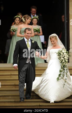 Peter Phillips et Autumn Kelly quittent la chapelle Saint-Georges après leur cérémonie de mariage au château de Winsor, à Windsor. Banque D'Images