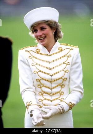 La princesse Diana portant un costume de style militaire de Catherine Walker et un chapeau de Graham Smith à Kangol assiste à une parade de passage à Sandhurst Banque D'Images