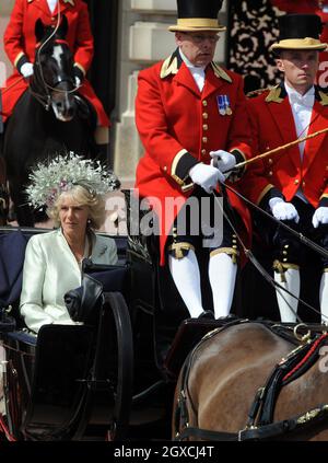 Camilla, duchesse de Cornwall voyage dans une calèche ouverte à Trooping la cérémonie de couleur. Banque D'Images