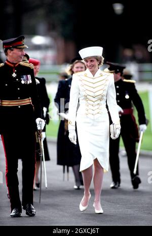 La princesse Diana porte un costume de style militaire de Catherine Walker et un chapeau de Graham Smith à Kangol Banque D'Images