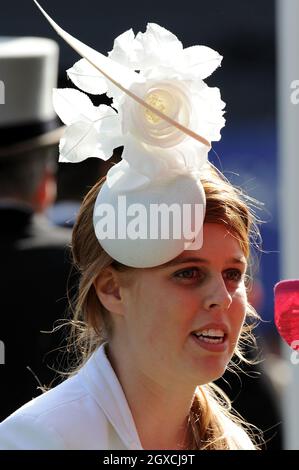 La princesse Beatrice participe à la Ladies Day au champ de courses Royal Ascot à Berkshire. Banque D'Images