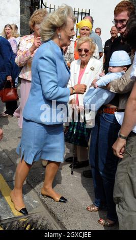 Camilla, duchesse de Cornwall rencontre le public lors d'une visite au jardin physique à Cowbridge, South Glamourgan, au pays de Galles. Banque D'Images