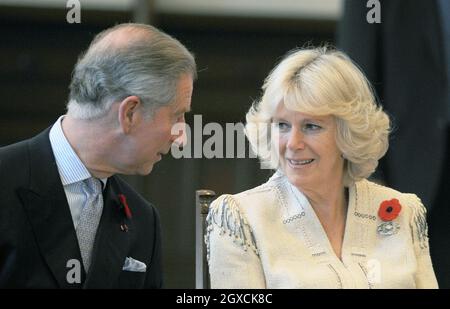 Le prince Charles, prince de Galles et Camilla, duchesse de Cornouailles échangent des regards tandis qu'ils regardent une démonstration des combattants de l'épée de Kendo à l'Université Keio à Tokyo. Banque D'Images