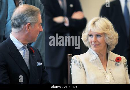 Le prince Charles, prince de Galles et Camilla, duchesse de Cornouailles échangent des regards tandis qu'ils regardent une démonstration des combattants de l'épée de Kendo à l'Université Keio à Tokyo. Banque D'Images