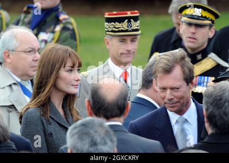 Carla Bruni-Sarkozy au cimetière militaire de Verdun pour commémorer le 90e anniversaire de la fin de la première Guerre mondiale, en 1918. Banque D'Images