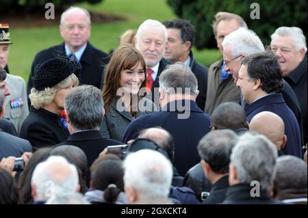 Carla Bruni-Sarkozy au cimetière militaire de Verdun, pour commémorer le 90e anniversaire de la fin de la première Guerre mondiale, en 1918. Banque D'Images