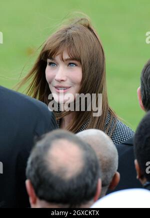 Carla Bruni-Sarkozy au cimetière militaire de Verdun pour commémorer le 90e anniversaire de la fin de la première Guerre mondiale, en 1918. Banque D'Images