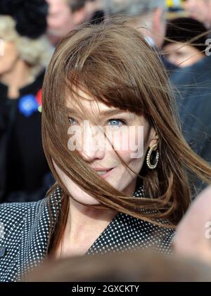 Carla Bruni-Sarkozy au cimetière militaire de Verdun pour commémorer le 90e anniversaire de la fin de la première Guerre mondiale, en 1918. Banque D'Images