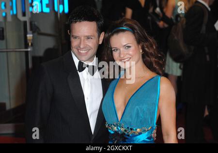 Darren Lee Bennett et Lilia Kopylova arrivent pour la Royal film Performance et la première mondiale de 'A Bunch of amateurs', à l'Odeon Leicester Square, dans le centre de Londres. Banque D'Images